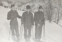 František Tampier (uprostřed) na Ramzovském sedle v Beskydech, 1957 