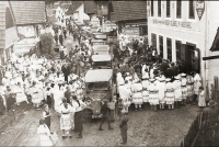Visit of President T. G. Masaryk and his wife in Čičmany, on the right Jozef Glásel's house