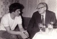 Jiří Hájek vpravo s Václavem Malým, narozeniny, Praha 1983
