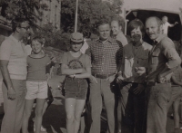 Igor Kyselka (s kšiltovkou uprostřed), rok 1976, odjezd na tábor