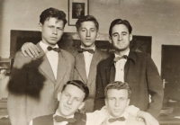 Se spolužáky z ústeckého gymnázia (vlevo dole), nahoře uprostřed nejlepší kamarád Zbyněk Pacl, v pozadí portrét prezidenta Antonína Zápotockého