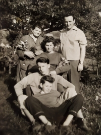 S rodiči a mladším bratrem Františkem (dole) a tetou Helenou Brabcovou (nahoře vlevo) na její zahradě v Lovosicích