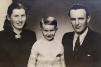 S rodiči Marií a Františkem, Zlín, cca 1942