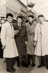 Jiří Kaštánek (druhý zprava) se spolužáky z Jičína na výletě v Praze, kde je na horním konci Václavského náměstí vyfotil pouliční fotograf, cca 1955