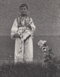 Josef Varmuža ml. u prvního svatého přijímání, přibližně v roce 1973