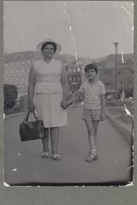 Maminka Karla Kariky, Karolína Kariková vlevo