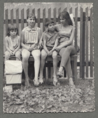 Karel Karika druhý zprava s příbuznými