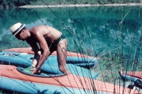 Manžel Karel Bahník jako nadšený vodák, s nafukovacím člunem v Jugoslávii v roce 1966