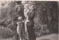 Matka pamětníka, pamětník sám a jeho teta Liesel roku 1943, pravděpodobně v dnešních Pyskowicích