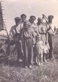 Marie Kolářová (uprostřed) se svojí rodinou: otec František Šimek (první zleva) a matka (druhá zleva), starší sestra s přítelem (druhá zprava, první zprava) a další dvě sestry (ve spodní řadě), Rozseč, léto 1954