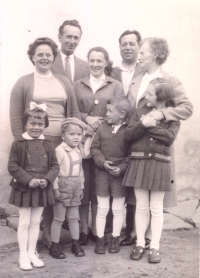 Marie Kolářová (uprostřed) se svým manželem Josefem (horní řada druhý zleva), synem Josefem (spodní řada druhý zprava) a dcerou Stanislavou (spodní řada první zprava), nedatováno