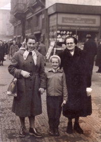 Marie Kolářová s dcerou Stanislavou na výletě v Praze, nedatováno
