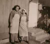 Starohraběnka Marie Alžběta Salmová (vlevo),1957