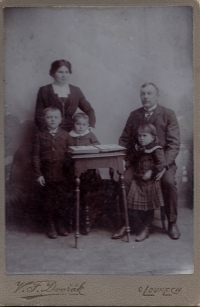 Dědeček Josef Krupka a babička Alžběta s rodinou (maminka vpravo u otce)