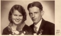 Svatební foto rodičů, asi v roce 1930