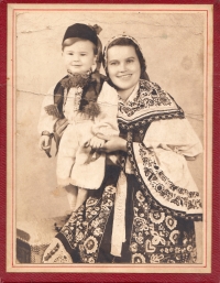 Vladimír Mašín s maminkou v podřipském sokolském kroji před válkou