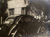 Mašínovi a Kuklovi po válce v Lovosicích u auta Mašínů