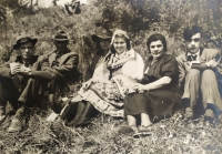 Maminka v sokolském kroji na terezínské tryzně v květnu 1946 s paní Kuklovou (manželkou spoluvězně), Vladimír Mašín vpravo, tatínek vlevo