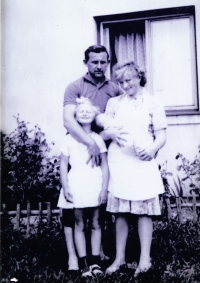 S manželkou a oběma dcerami, začátek 60. let 20. století