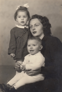 Miroslava Kišová s dětmi, foto do vězení v roce 1950