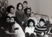 Cecilie Machovčáková se synem Kamilem (zcela vlevo) a rodiči na Podvesné, 70. léta