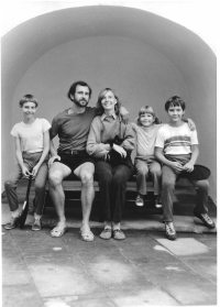 Pavel, Lubomír, Milena, Marjánka, Jakub Sršňovi. 31. srpna 1985