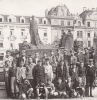 Fotografie třídy 3. B měšťanky na výletě v Praze 1951, Luděk Půlpitel horní řada druhý zleva, Ludvík Daněk prostřední řada první zleva