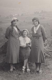 Maminka pamětnice (vpravo s tmavým kloboučkem), její sestra (uprostřed) a sestřenice (vlevo, s dlouhými vlasy a světlým kloboukem)