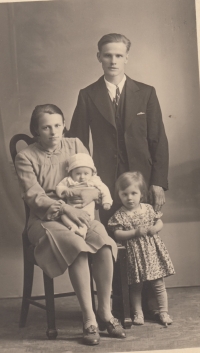 Marie Ohlídalová with her parents and her sister