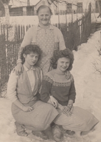Se sestrou a babičkou