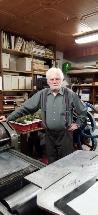 Oldřich Páleníček u svého tiskařského stroje v Šumicích u Uherského Hradiště v roce 2021
