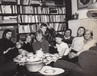 Oslava narozenin babičky, rok 1982, Igor Kyselka vpravo v objetí babičky