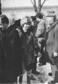 Oldřich Hromádko s Jiřinou Rumlovou na pohřbu Jana Patočky, 1977