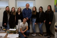 Pavel Vaneš s žáky z projektu Příběhy našich sousedů