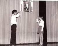 Pavlína Koníčková se svým pionýrským vedoucím při recitační soutěži