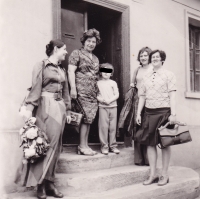 Jana Jonáková po promoci, Na Zátorách, 1975