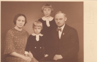 Rodina Vladimíra Novotného - otec František, matka Cecílie roz. Pokorná, sestra pamětníka