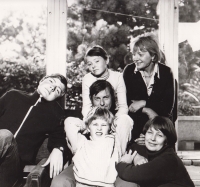 Rodina, Igor Kyselka (18 let) vlevo, herečka Marie Kyselková – sestra pamětníkova otce (vpravo dole) 