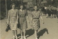 Sestra Marie Centnerová, Marie Bidlová, Alena Provazníková v roce 1947