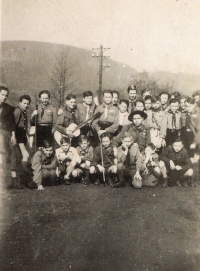 Stanislav Špinler v zadní řadě zleva (polovina obličeje), 1946 