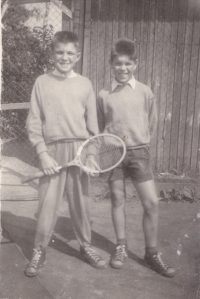 S bratrem Romanem jako slibní tenisté