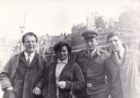 Ivan Stehlík (zcela vpravo) s rodiči a bratrem Romanem