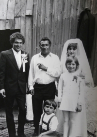 Svatba bratra Rudy, uprostřed otec Antonín a nevěsta, dole syn pamětnice Kamil