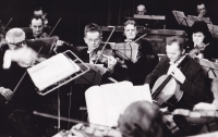 Symfonický orchestr města Blanska, Antonín Petlach hraje na housle uprostřed