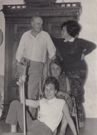 Věra Kavková s rodiči a sestrou Majkou