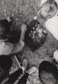 Příprava Setonova hrnce ve skautském oddíle ve Veselí nad Moravou, 90. léta 20. století