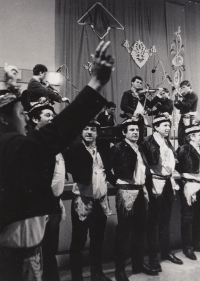 Varmužova cimbálová muzika a mužský pěvecký sbor v roce 1984 při 20. výročí založení kapely