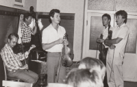 Varmužova cimbálová muzika v 80. letech, primáš Josef Varmuža ml., basa Josef Varmuža st.