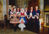 Varmužova cimbálová muzika v roce 1993. Zleva: Jiří, Katka, Josef st., Pavel st., Hedvika, Pavel ml., Josef ml., Petr a Hana