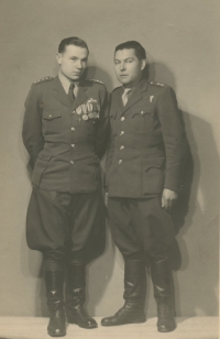 Vasil Kiš s přítelem po válce
